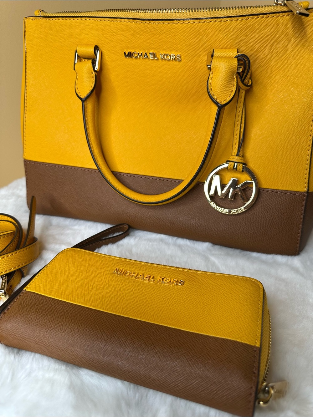 Set Michael Kors Yellow & Brown Saffiano Leather Top Handle Bag & Wallet & Strap - Picture 14 of 16